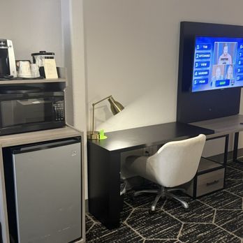 La Quinta by Wyndham Big Spring - Fridge, microwave, and table in room. - Hotels Near Me - Big Spring, Texas La Quinta by Wyndham Big Spring - Fridge, microwave, and table in room. - Hotels Near Me - Big Spring, Texas