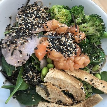 Böl - Salmon, chicken, daikon radish, edamame, broccoli, wakame, spinach and soba noodles. - Salad Near Me - Barcelona, B