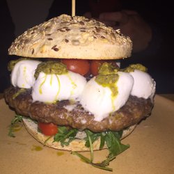Ham Ham - Il genovese, hamburger con mozzarella e di bufala, pesto, rucola e pachino