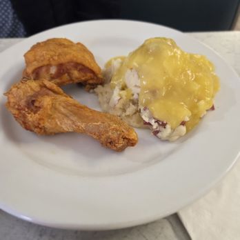 Dutch Country Restaurant - Juicy broasted (fried) chicken with mashed potatoes - New American Near Me - Hanover, Pennsylvania Dutch Country Restaurant - Juicy broasted (fried) chicken with mashed potatoes - New American Near Me - Hanover, Pennsylvania