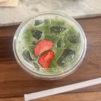 Taz Matcha - Cutie freeze dried strawberries (attention to detail wooooo) - Cafes Near Me - Seattle, Washington Taz Matcha - Cutie freeze dried strawberries (attention to detail wooooo) - Cafes Near Me - Seattle, Washington