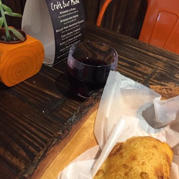 Empanada Harry's Bakery and Cafe - Empanada de carne mechada y vinito. - Venezuelan Near Me - Miami, Florida