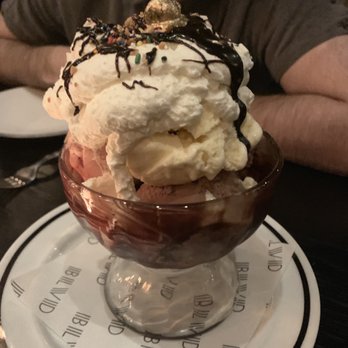 BLVD Steakhouse - Brownie sundae - New American Near Me - Chicago, Illinois