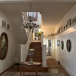 5th & Main - Foyer to the upstairs.