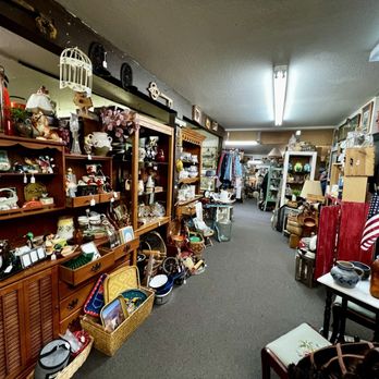 Bear Wallow Antiques & Things - Antiques Near Me - Lakeside, Arizona