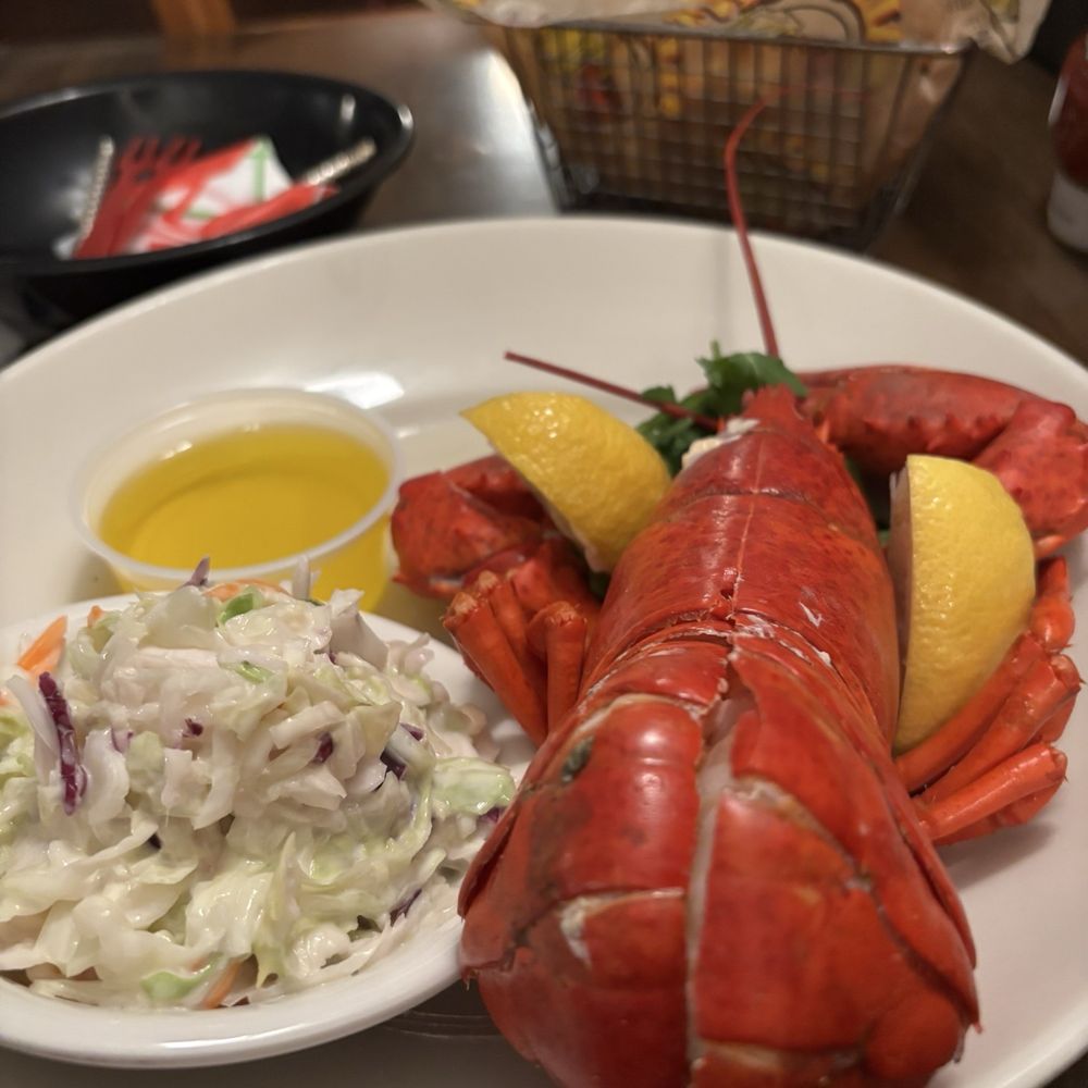 Alisson's Restaurant - 1 1/4 lb lobster - Seafood Near Me - Kennebunkport, Maine