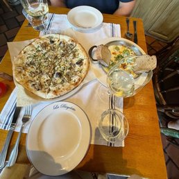 Mushroom pizza (Champignon) and gnocchi Mushroom pizza (Champignon) and gnocchi
