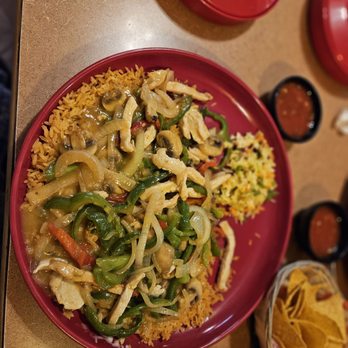 Los Compadres Mexican Restaurant - Arroz Con Pollo plate .Huge portions , plenty to take home for a second meal . - Mexican Near Me - Tenino, Washington Los Compadres Mexican Restaurant - Arroz Con Pollo plate .Huge portions , plenty to take home for a second meal . - Mexican Near Me - Tenino, Washington