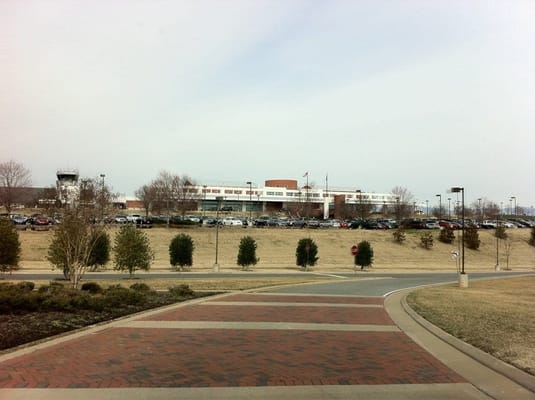 Charlottesville–Albemarle Airport by null