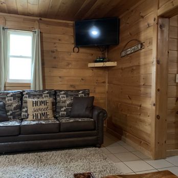 Black Bear Inn - Living room - Hotels Near Me - Wellston, Michigan