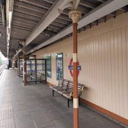 Latimer Road Station - Platform