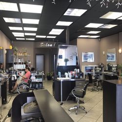 Like most Asian salons that I have been to so far, this one is nice and spacious enough for at least 5-6 people to get their hair done.