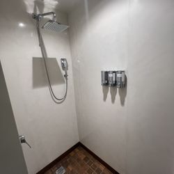 Mera Business Lounge - Shower in Terminal 4 lounge