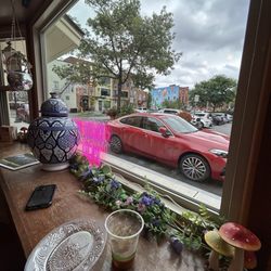 Kitch A Vibe - Window seat and an empty plate (at the cookies before we could take a pic)