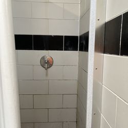 Linson E Ellen, Swimming Pool - Shower