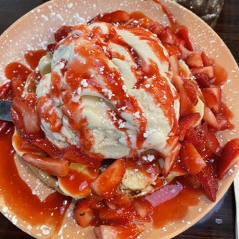 White Rabbit Dessert Experience - Waffle with ice cream - Desserts Near Me - Orlando, Florida