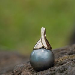 Goldsmiths Kauai - 14k Serenity Pendant featuring a large 15.3mm Tahitian Pearl
