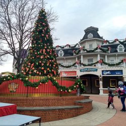 Grand Theatre - Big beautiful Christmas tree in front of the Grand Theatre