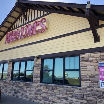 Braum's - the exterior of a restaurant - Ice Cream & Frozen Yogurt Near Me - Clinton, Oklahoma