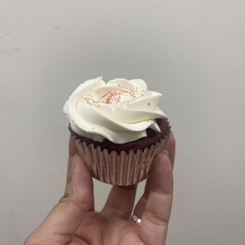 CakeTalks - Vegan red velvet cupcake - Custom Cakes Near Me CakeTalks - Vegan red velvet cupcake - Custom Cakes Near Me