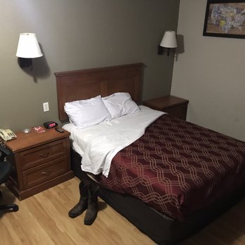 Econo Lodge Temple - Bed and Side Table - Hotels Near Me - Temple, Texas