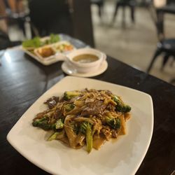 Thai Delight Cuisine - Pad See Ewe w/ Beef