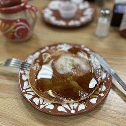 Ah Huevo - Pancake with butter and syrup