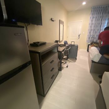 Days Inn by Wyndham Freeport - Desk/TV area - Hotels Near Me - Freeport, Texas