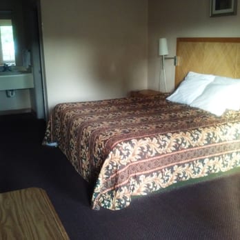 Days Inn by Wyndham Cheraw - The king room - Hotels Near Me - Cheraw, South Carolina Days Inn by Wyndham Cheraw - The king room - Hotels Near Me - Cheraw, South Carolina