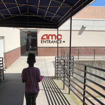 AMC Glen Cove 6 - The public parking lot connects to the entrance - Cinema Near Me - Glen Cove, New York