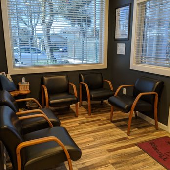 Leamer Family Chiropractic - Waiting area by front door - Chiropractors Near Me - Modesto, California
