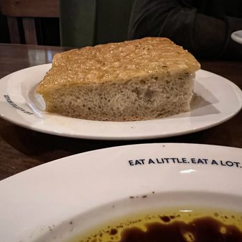 Earls Kitchen + Bar - Bread and oil - Canadian (New) Near Me - Prince George, British Columbia