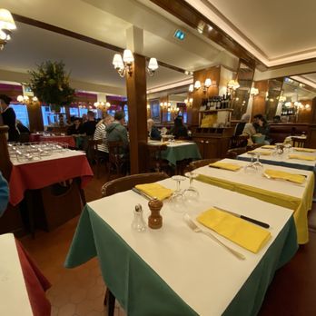 Le Relais de l'Entrecôte - Before the crowd... - Steakhouses Near Me - Paris, 75 Le Relais de l'Entrecôte - Before the crowd... - Steakhouses Near Me - Paris, 75