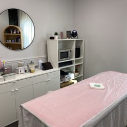 Sugared & Browed - Treatment table