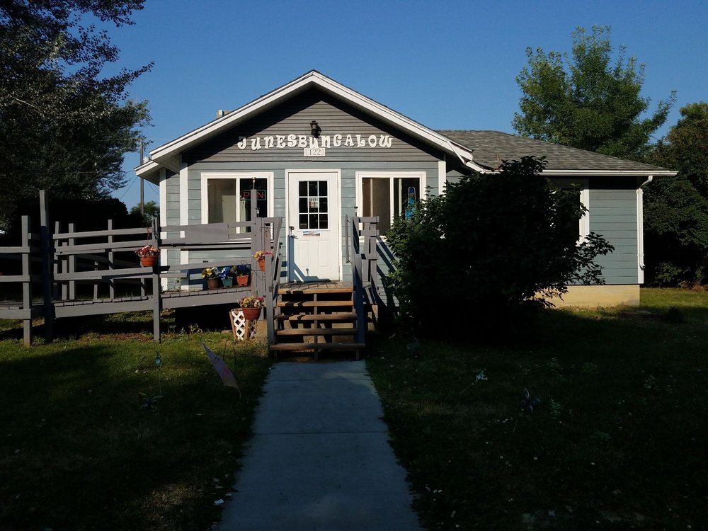 JUNE’S BUNGALOW 12 Reviews 122 Woodrose St, Colstrip, Montana