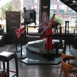 Un simulateur de courses dans le bar trop cool! Ah mince en fait c'est super cher...