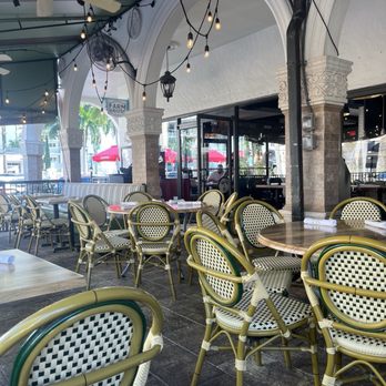 Farmhouse Kitchen - Boca Raton - Outside patio - New American Near Me - Boca Raton, Florida