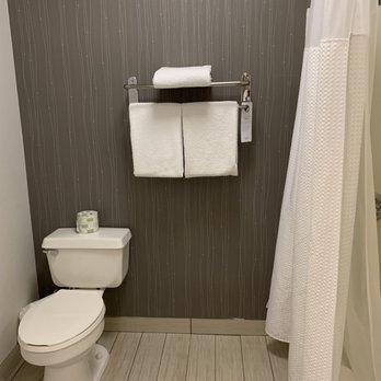 Courtyard by Marriott Vacaville - Bathroom/shower/tub - Hotels Near Me - Vacaville, California