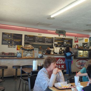 Risin' Smoke Barbecue - group of people eating at a restaurant - Barbeque Near Me - South Hill, Virginia Risin' Smoke Barbecue - group of people eating at a restaurant - Barbeque Near Me - South Hill, Virginia