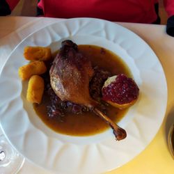 Restaurant Ionios - Gänsekeule mit Kroketten und Rotkohl