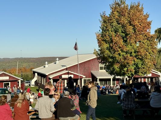 Beak & Skiff Apple Hill Campus / 1911 Tasting Room by null