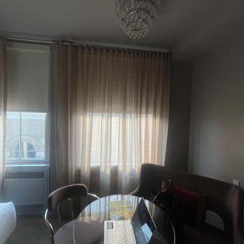 21c Museum Hotel Durham - Double queen room - table and fixtures - Hotels Near Me - Durham, North Carolina