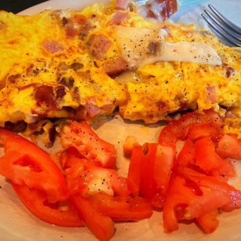 Colonial Pancake House - Meat Omelet ~ I picked fresh tomato slices instead of carbs - Breakfast & Brunch Near Me - Williamsburg, Virginia Colonial Pancake House - Meat Omelet ~ I picked fresh tomato slices instead of carbs - Breakfast & Brunch Near Me - Williamsburg, Virginia