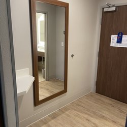 Holiday Inn Express & Suites Racine - Entry way