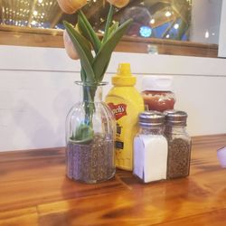 Paradise Burger And Kitchen - Table decore