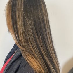 Sara Pascoal Studio - brush and straightener super aligned, leaving the roots low and the hair light ‍‍