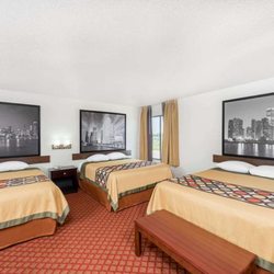 Super 8 by Wyndham Marshall - Guest room