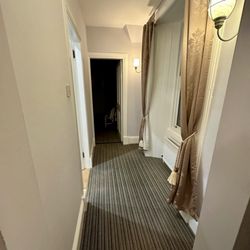 Creag Mhor Lodge - Hallway between bedroom and living room