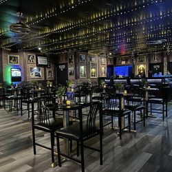 The Gallery Bar - Bistro Tables and Bar Room