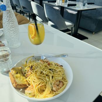 Dakota’s On The Cove - Shrimp Scampi with White Sangria - Cocktail Bars Near Me - Bronx, New York